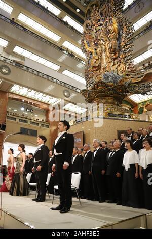 Tokio, Japan. 29 Dez, 2019. 220 amateur Chorus Gruppe Mitglieder durch Beethovens Symphonie Nr. 9 "Choral" Ende Jahr Käufer auf der 35. jährlichen Konzert auf dem Mitsukoshi Kaufhaus in Tokio am Sonntag zu gewinnen, 29. Dezember 2019. Credit: Yoshio Tsunoda/LBA/Alamy leben Nachrichten Stockfoto