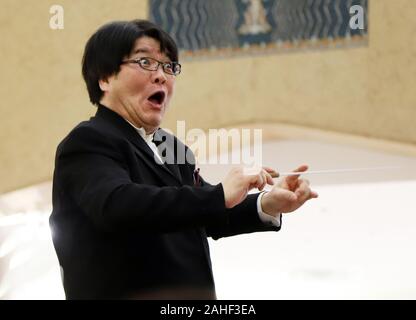 Tokio, Japan. 29 Dez, 2019. Dirigent Atsushi Sakai führt mit 220 amateur Chorus Gruppe Mitglieder für Beethovens Symphonie Nr. 9 "Choral" Ende Jahr Käufer auf der 35. jährlichen Konzert auf dem Mitsukoshi Kaufhaus in Tokio am Sonntag zu gewinnen, 29. Dezember 2019. Credit: Yoshio Tsunoda/LBA/Alamy leben Nachrichten Stockfoto