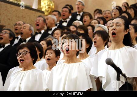 Tokio, Japan. 29 Dez, 2019. 220 amateur Chorus Gruppe Mitglieder durch Beethovens Symphonie Nr. 9 "Choral" Ende Jahr Käufer auf der 35. jährlichen Konzert auf dem Mitsukoshi Kaufhaus in Tokio am Sonntag zu gewinnen, 29. Dezember 2019. Credit: Yoshio Tsunoda/LBA/Alamy leben Nachrichten Stockfoto