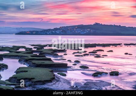 Appledore, North Devon, Großbritannien. Sonntag 29. Dezember 2019. UK Wetter. Nach einem kalt, aber trocken Nacht in North Devon, bei Sonnenaufgang eine sanfte Brise gibt einen Schauer in der Luft, und die Dämmerung Himmel dreht Pink über den malerischen Küstenort Appledore. Credit: Terry Mathews/Alamy Leben Nachrichten. Stockfoto