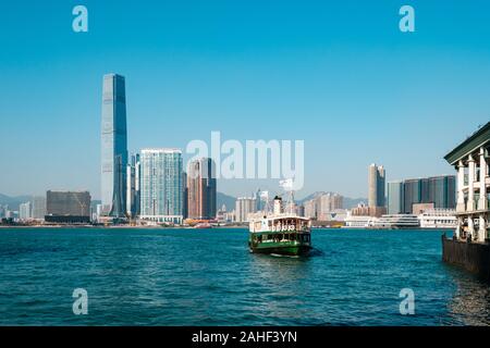 Hongkong, China - November, 2019: Star Ferry Boot auf Central Star Ferry Pier und im Hintergrund die Skyline von Kowloon, Hong Kong Stockfoto