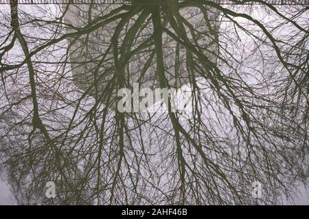 Blick auf die Hochhäuser im Stadtzentrum von Birmingham, Großbritannien, spiegelt sich im Wasser des Kanals an einem kalten Wintertag wider. Stockfoto