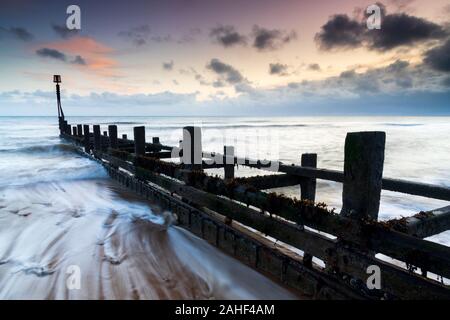 Sonnenuntergang auf Mundesley Strand in North Norfolk, UK an einem Herbstabend Stockfoto