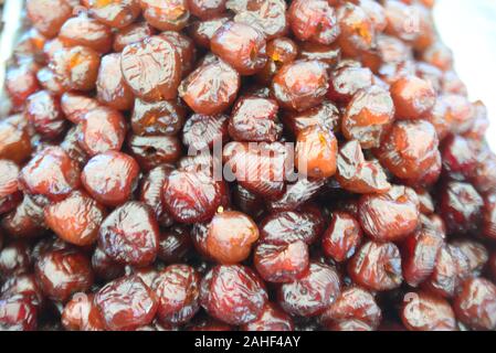 Chinesische Jujube schweißen Obst, Datum, monkey Apple gekocht mit Sirup. Chinesische Jujube Datum link oder link ist beste Dessert und beste Tradition der chinesischen Medic Stockfoto