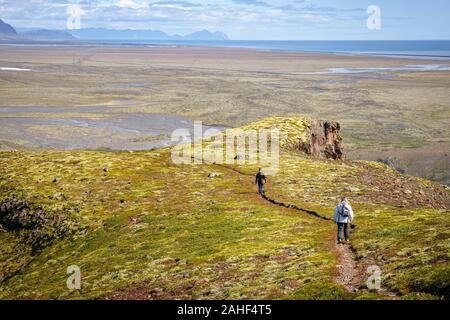 Wanderer Trekking in Island über eine schöne Landschaft Stockfoto