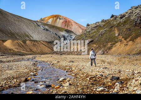 Frau Trekking in Landmannalaugar, Island Stockfoto