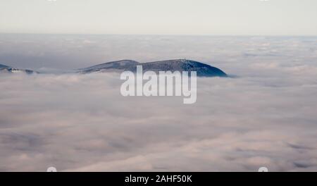 Ansicht nach Maly Javorovy und Javorovy Hügel von Lysa hora Hill im Winter Moravskoslezske Beskiden in der Tschechischen Republik Stockfoto