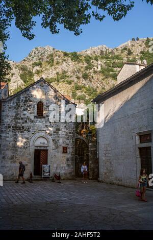 Schattigen Platz (Pjaca od Kina) in die Altstadt, Kotor, Montenegro Stockfoto