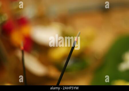 Räucherstäbchen und Rauch von rauchopfer. Schön rauchen. Unscharfer Hintergrund und Design Stockfoto