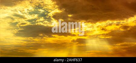 Gottes Licht. Dramatische golden bewölkten Himmel mit Sun Beam. Gelbe Sonne strahlen durch Goldene Wolken. Gottes Licht vom Himmel für Hoffnung und Gläubigen Konzept. Stockfoto