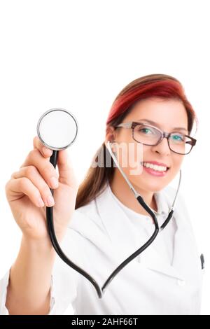 Porträt eines lächelnden jungen weiblichen Ärztin oder Arzt oder Krankenschwester mit Brille holding Stethoskop in Richtung Kamera, isoliert. Stockfoto