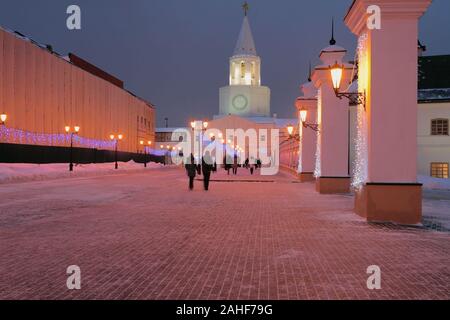 Stadt Straße Januar Nacht. Kazan, Russland Stockfoto