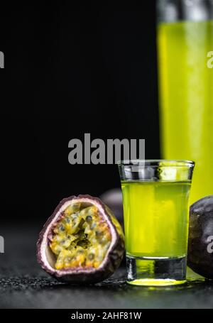 Passion Fruit Likör als detaillierte Nahaufnahme, selektiver Fokus Stockfoto