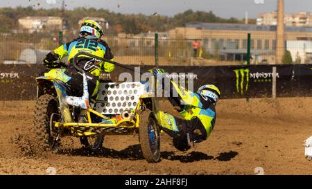 Oktober 24, 2019 Ukraine Irpen: World Motocross Championship auf Motorrädern mit einem Kinderwagen Stockfoto