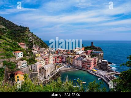 Vernazza Dorf, Erhöhte Ansicht, Cinque Terre, UNESCO-Weltkulturerbe, Ligurien, Italien Stockfoto