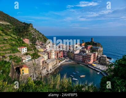 Vernazza Dorf, Erhöhte Ansicht, Cinque Terre, UNESCO-Weltkulturerbe, Ligurien, Italien Stockfoto