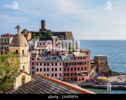 Santa Margherita di Antiochia Kirche und Doria, Vernazza, Cinque Terre, UNESCO-Weltkulturerbe, Ligurien, Italien Stockfoto