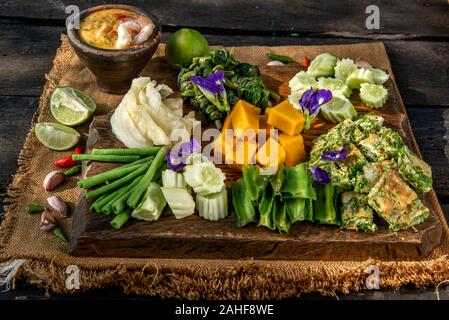 Thai traditionelle lokale Küche: Garnelen chili Dip oder Nam prik mit Shrimps (Nam Prik Goong Sod) mit blanchiertem Gemüse und Cha-om Omeletts auf Holz- ba Stockfoto