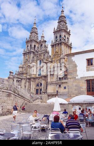 Die Menschen auf der Terrasse sitzen. Obradoiro Square, Santiago de Compostela, La Coruña Provinz Galizien, Spanien. Stockfoto