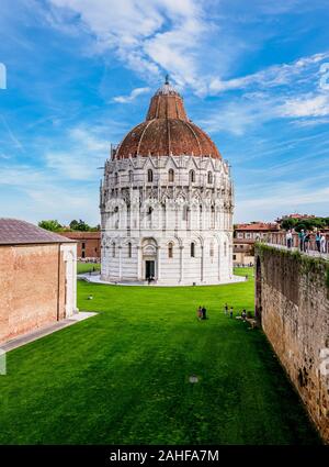 Baptisterium San Giovanni, Erhöhte Ansicht, die Piazza dei Miracoli, Pisa, Toskana, Italien Stockfoto