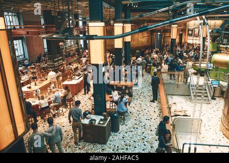 Italien, Mailand, 30. Mai 2019: Leute, Touristen und Kaffee Liebhaber bei Starbucks finden in Mailand. Das Innere der Coffee Shop. Stockfoto