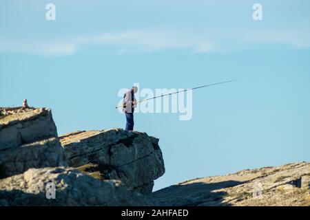 Mann Meer angeln auf den Felsen am Papoa Punkt Peniche Portugal Estremadura Stockfoto