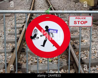 Hanoi Vietnam - Der Zug Straße - Polizei stop-Schild Stockfoto