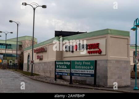 Niagara Falls, Ontario, Kanada, 27. Dezember 2019: Schildern Richtung zeigen, Duty Free Shop auf der kanadischen Seite von Kanada USA Grenzübergang Stockfoto