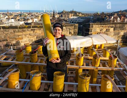 Edinburgh, Schottland, Großbritannien. 29. Dez 2019. Pyrotechniker aus Titan Feuerwerk ihr Feuerwerk und Trägerraketen auf der Esplanade des Edinburgh Castle. Die Firma ist verantwortlich für die jährliche Hogmanay Feuerwerk über dem Schloss um Mitternacht an Silvester anzeigen. Abgebildet ist. Pyrotechnikers Lynn Wiseman hält eine von den Tausenden der Einleitung Rohre. Iain Masterton/Alamy leben Nachrichten Stockfoto