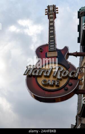Niagara Falls, Ontario, Kanada, 27. Dezember 2019: Hard Rock Cafe Gitarre Billboard mit bewölktem Himmel im Hintergrund Stockfoto