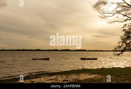 Sonnenuntergang am Rio Uruguay Grenze zwischen Uruguay und Argentinien. Südamerika. Stockfoto