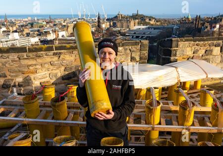 Edinburgh, Schottland, Großbritannien. 29. Dez 2019. Pyrotechniker aus Titan Feuerwerk ihr Feuerwerk und Trägerraketen auf der Esplanade des Edinburgh Castle. Die Firma ist verantwortlich für die jährliche Hogmanay Feuerwerk über dem Schloss um Mitternacht an Silvester anzeigen. Abgebildet ist. Pyrotechnikers Lynn Wiseman hält eine von den Tausenden der Einleitung Rohre. Iain Masterton/Alamy leben Nachrichten Stockfoto