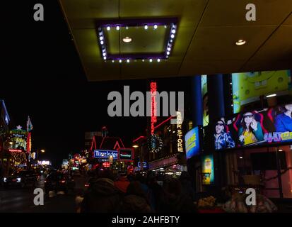 Niagara Falls, Ontario, Kanada, 27. Dezember 2019: Clifton Hill party zentrale Nachtleben mit Masse gehen unter beleuchtete Schilder Stockfoto