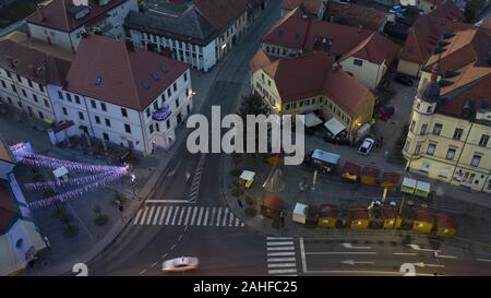 Slovenska Bistrica, Slowenien - 25.Dezember 2019: Weihnachtsbeleuchtung Einschalten in den Marktplatz der kleinen Stadt Slovenska Bistrica, Slowenien, Antenne Zeitraffer von Stockfoto