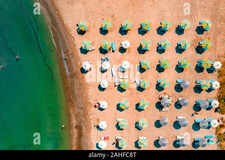 Anzeigen von Sonnenschirmen und Menschen entspannen und baden in Alaminos Strand. Bezirk Larnaca, Zypern Stockfoto