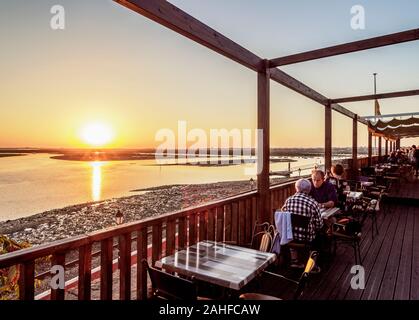 Blick von O Castello Bar in Richtung Naturpark Ria Formosa bei Sonnenuntergang, Faro, Algarve, Portugal Stockfoto