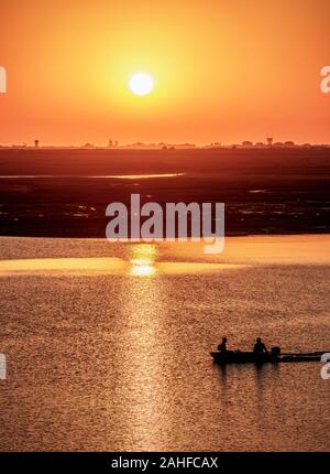 Blick auf den Naturpark Ria Formosa bei Sonnenuntergang, Faro, Algarve, Portugal Stockfoto