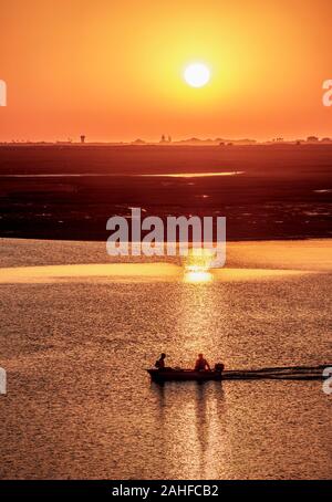 Blick auf den Naturpark Ria Formosa bei Sonnenuntergang, Faro, Algarve, Portugal Stockfoto