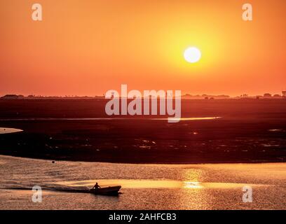 Blick auf den Naturpark Ria Formosa bei Sonnenuntergang, Faro, Algarve, Portugal Stockfoto