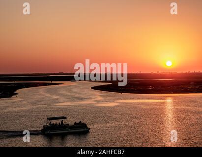 Blick auf den Naturpark Ria Formosa bei Sonnenuntergang, Faro, Algarve, Portugal Stockfoto