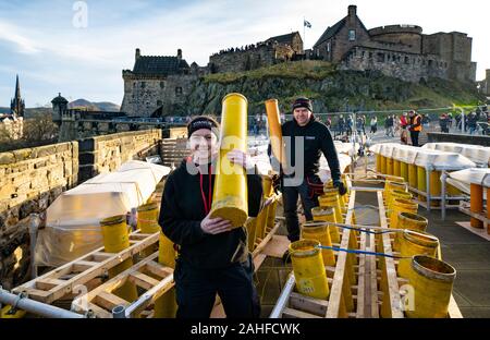 Edinburgh, Schottland, Großbritannien. 29. Dez 2019. Pyrotechniker aus Titan Feuerwerk ihr Feuerwerk und Trägerraketen auf der Esplanade des Edinburgh Castle. Die Firma ist verantwortlich für die jährliche Hogmanay Feuerwerk über dem Schloss um Mitternacht an Silvester anzeigen. Abgebildet ist. Pyrotechniker Lynn Wiseman und Shaun Gibson zwei der Tausenden von Feuerwerk Einleitung Rohre halten. Iain Masterton/Alamy leben Nachrichten Stockfoto