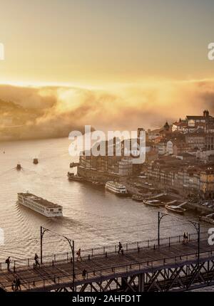 Dom Luis I Brücke bei Sonnenuntergang, Erhöhte Ansicht, Porto, Portugal Stockfoto