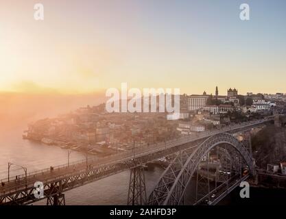 Dom Luis I Brücke bei Sonnenuntergang, Erhöhte Ansicht, Porto, Portugal Stockfoto
