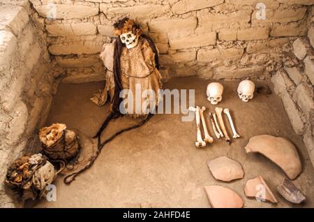 Chauchilla Friedhof ist ein Friedhof mit prehispanic mumifizierten menschlichen Überresten und archäologische Artefakte, in der Wüste, 30 Kilometer entfernt Stockfoto