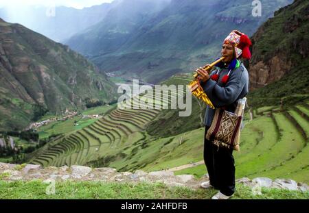 Indigenen Quechua Menschen in bunten Kleidern spielt die Flöte, Cusco, Peru Stockfoto