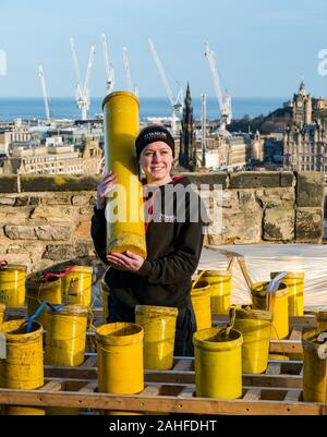 Die Burg von Edinburgh, Edinburgh, Schottland, Großbritannien. 29. Dezember 2019. Neue Jahr Feuerwerk Vorbereitungen: Titan Feuerwerk, einer der größten Feuerwerk Unternehmen in Großbritannien bereiten ca. 4.200 Feuerwerk auf der Stadtmauer von Edinburgh Castle, die für dieses Jahr Hogmanay feiern. Im Bild: Lynn Wiseman, pyrotechnikers Stockfoto