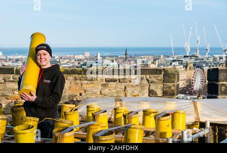 Die Burg von Edinburgh, Edinburgh, Schottland, Großbritannien. 29. Dezember 2019. Neue Jahr Feuerwerk Vorbereitungen: Titan Feuerwerk, einer der größten Feuerwerk Unternehmen in Großbritannien bereiten ca. 4.200 Feuerwerk auf der Stadtmauer von Edinburgh Castle, die für dieses Jahr Hogmanay feiern. Im Bild: Lynn Wiseman, pyrotechnikers Stockfoto