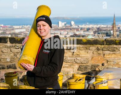 Die Burg von Edinburgh, Edinburgh, Schottland, Großbritannien. 29. Dezember 2019. Neue Jahr Feuerwerk Vorbereitungen: Titan Feuerwerk, einer der größten Feuerwerk Unternehmen in Großbritannien bereiten ca. 4.200 Feuerwerk auf der Stadtmauer von Edinburgh Castle, die für dieses Jahr Hogmanay feiern. Im Bild: Lynn Wiseman, pyrotechnikers Stockfoto