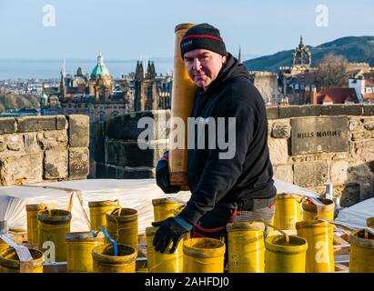 Die Burg von Edinburgh, Edinburgh, Schottland, Großbritannien. 29. Dezember 2019. Neue Jahr Feuerwerk Vorbereitungen: Titan Feuerwerk, einer der größten Feuerwerk Unternehmen in Großbritannien bereiten ca. 4.200 Feuerwerk auf der Stadtmauer von Edinburgh Castle, die für dieses Jahr Hogmanay feiern. Im Bild: Shaun Gibson, pyrotechnikers Stockfoto