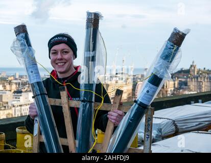 Die Burg von Edinburgh, Edinburgh, Schottland, Großbritannien. 29. Dezember 2019. Neue Jahr Feuerwerk Vorbereitungen: Titan Feuerwerk, einer der größten Feuerwerk Unternehmen in Großbritannien bereiten ca. 4.200 Feuerwerk auf der Stadtmauer von Edinburgh Castle, die für dieses Jahr Hogmanay feiern. Im Bild: Lynn Wiseman, pyrotechnikers. Stockfoto